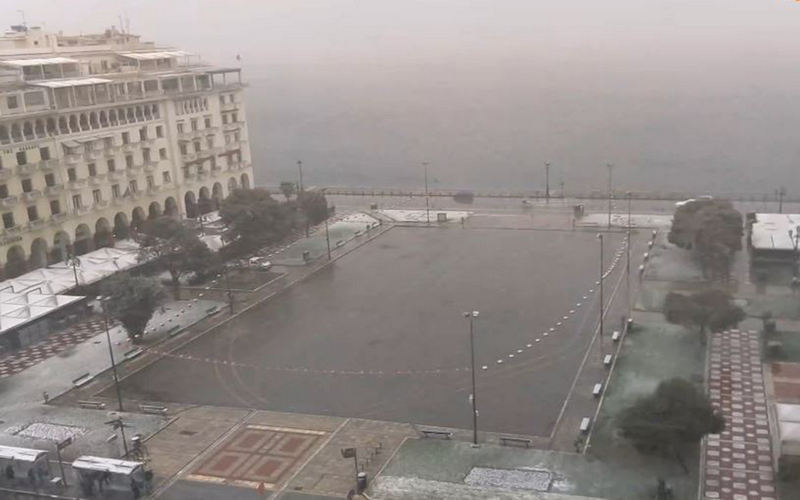 Ξεκίνησε  να χιονίζει στο κέντρο της Θεσσαλονίκης