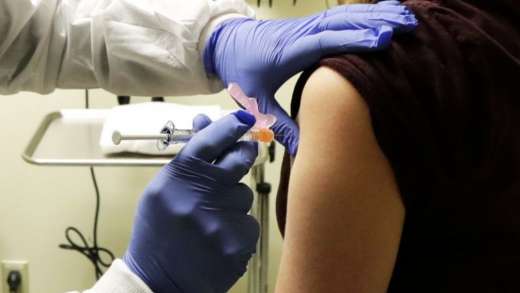 Ποιά χώρα εμβολιάζει πρώτα του νέους και γιατί;